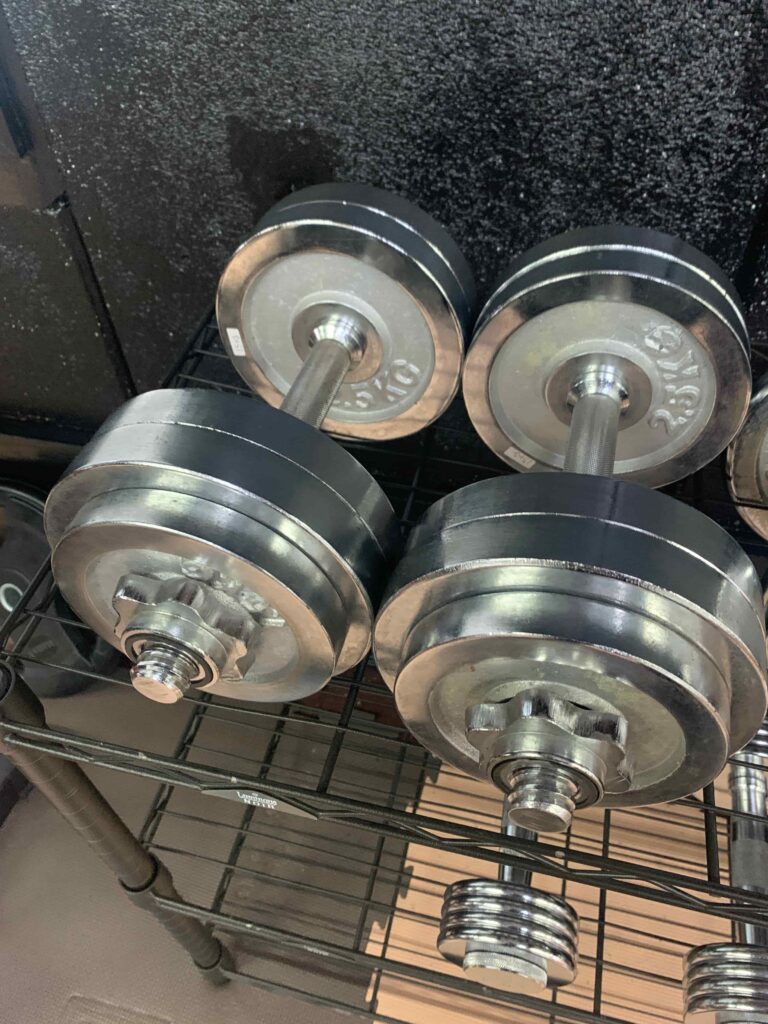 寺本ダイエットジムの清潔なトレーニング器具・ダンベル