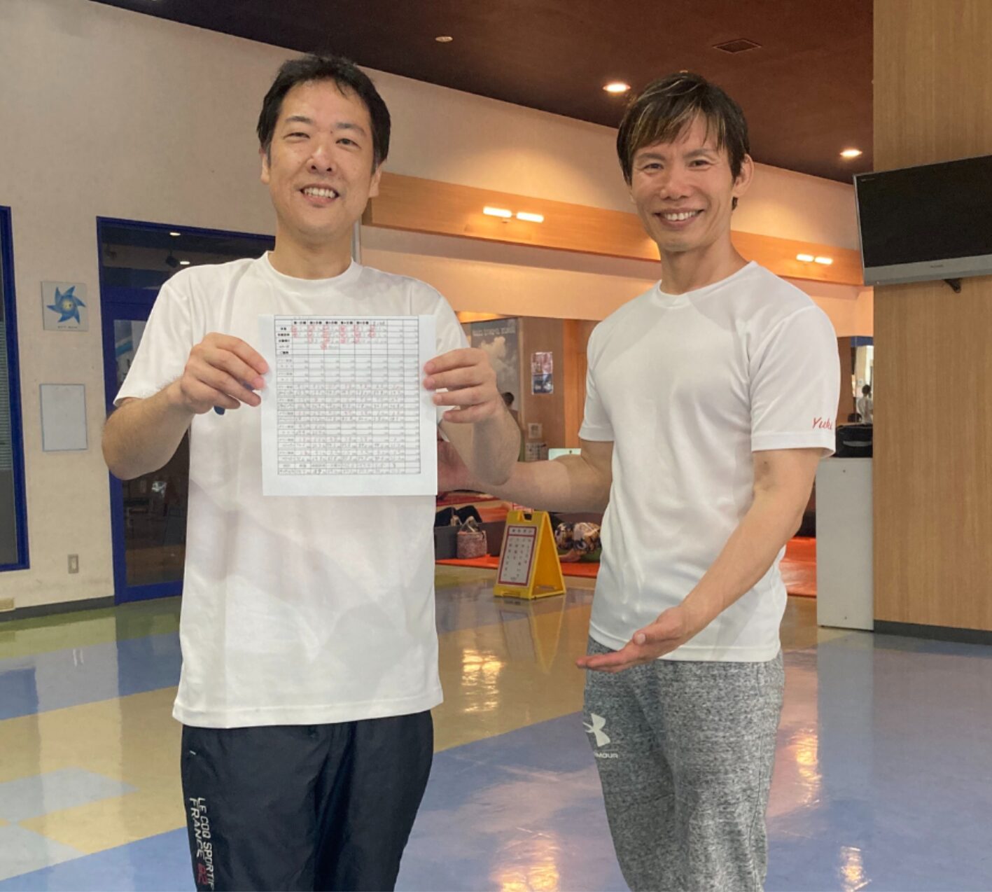 お客様の変化を喜ぶパーソナルトレーナー寺本正之