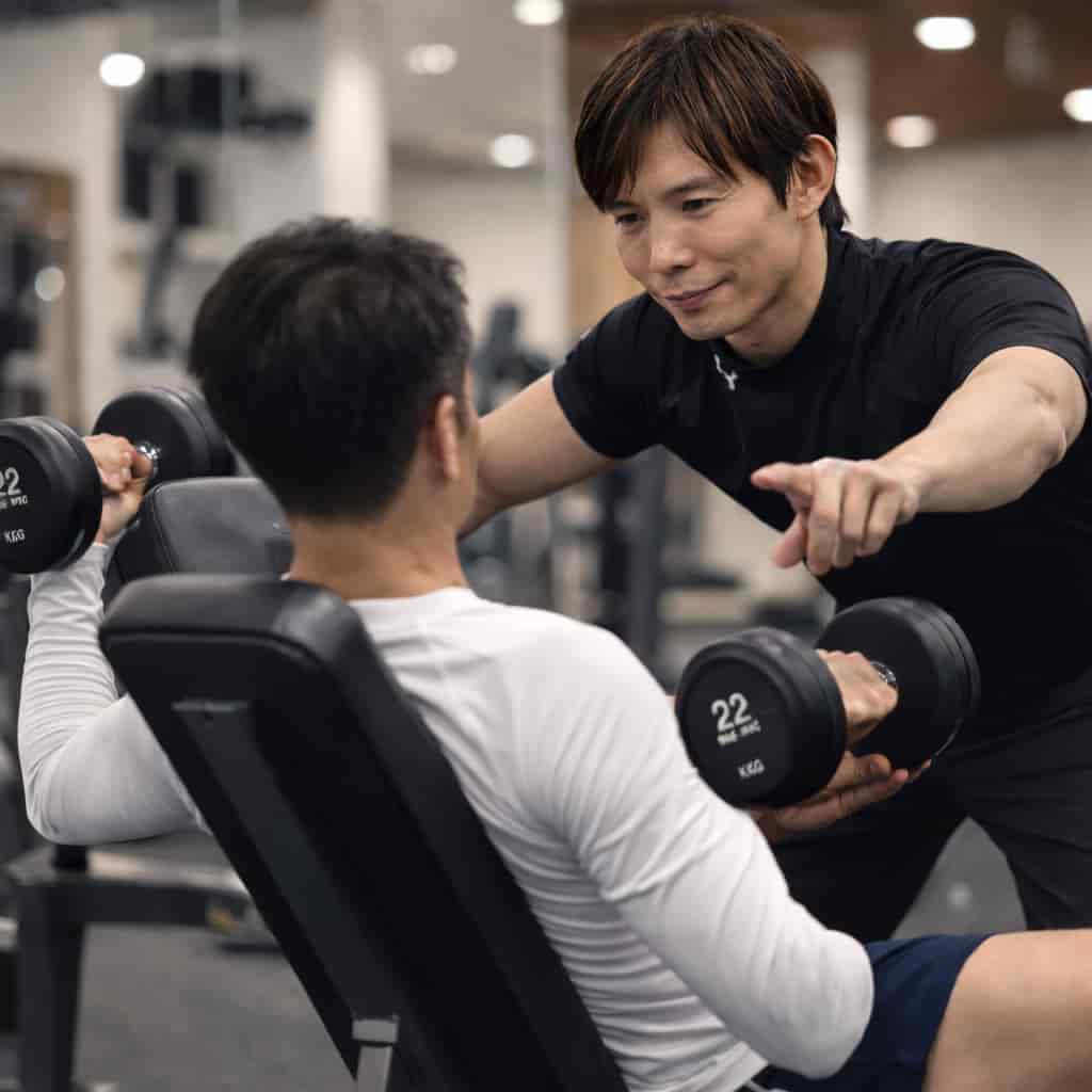 お客様に寄り添いながらトレーニング指導を行う寺本正之